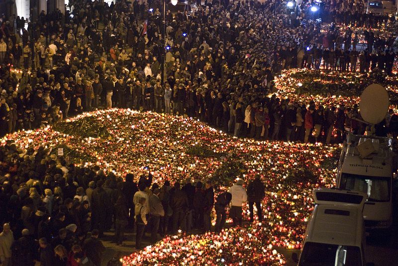 Los polacos despiden a su presidente desde la capital polaca con velas, flores y silencio.