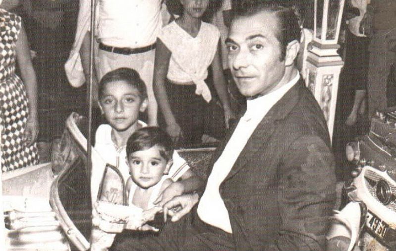 Antonio Carmona, junto a su hermano Juan y su padre