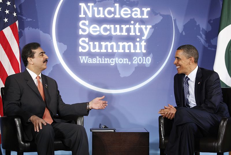 U.S. President Obama meets wEl líder estadounidense, con el primer ministro de Pakistán, Yusuf Raza Gilani. Pakistán es otro de los estados que tiene la bomba nuclear.