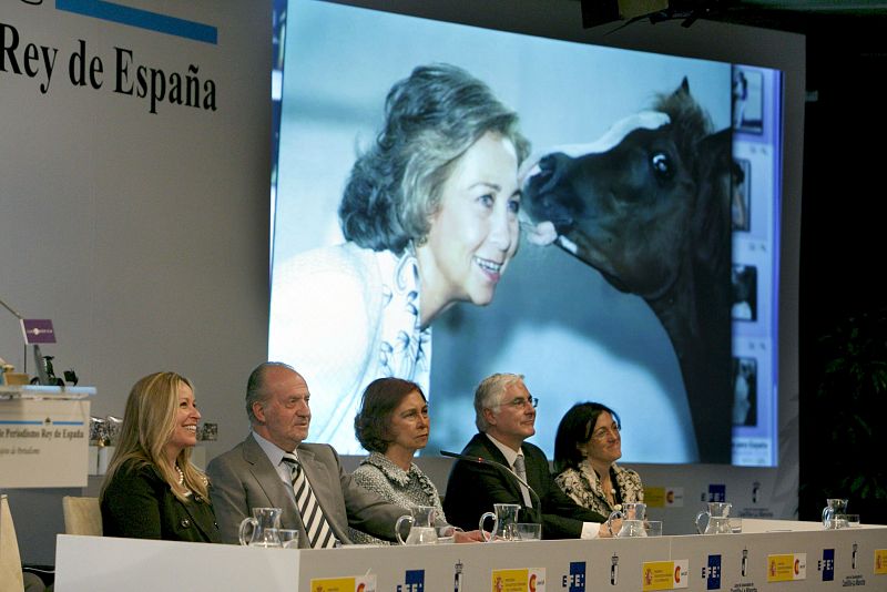 Los Reyes; (i-d) la ministra de Sanidad, Trinidad Jimenez; el presidente de Castilla-La Mancha, José María Barreda (2-d), y la secretaria de Estado de Cooperación Internacional, Soraya Rodríguez (d), durante el acto de entrega.