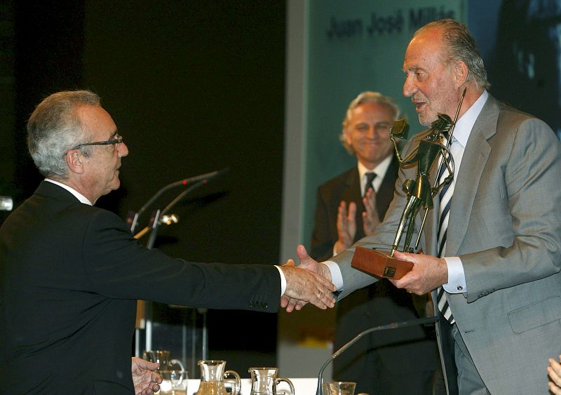 El Rey Juan Carlos entrega al escritor Juan José Millás el VI Premio Don Quijote de Periodismo