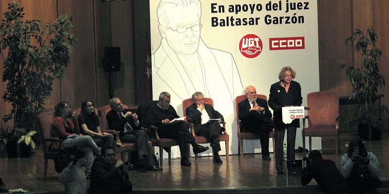 El salón de actos de la Facultad de Medicina de la Universidad Complutense de Madrid se ha quedado pequeño para acoger a las cientos de personas que querían mostrar su apoyo a Garzón.