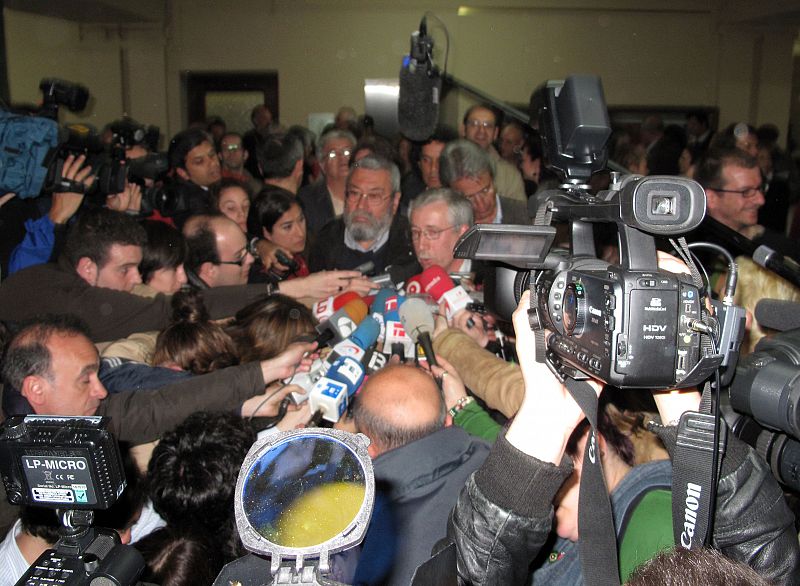 Los líderes de UGT y CC.OO, Cándido Méndez y Fernández Toxo, atienden a los medios de comunicación antes de dar comienzo el acto.