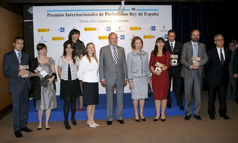 Los Reyes posan con los galardonados en los premios periodísticos Rey de España