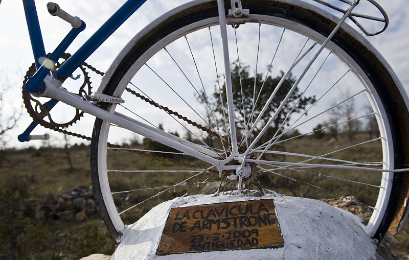 Placa recordatoria del homenaje al ciclista americano.