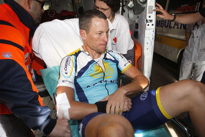Lance Armstrong momentos después de sufrir la caída en la Vuelta a Castilla y León.