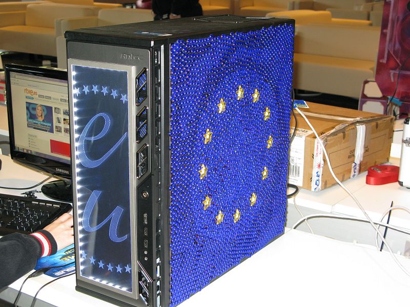 Uno de los ordenadores que participa en la Campus Party de Madrid vestido de los colores de la Unión Europea.