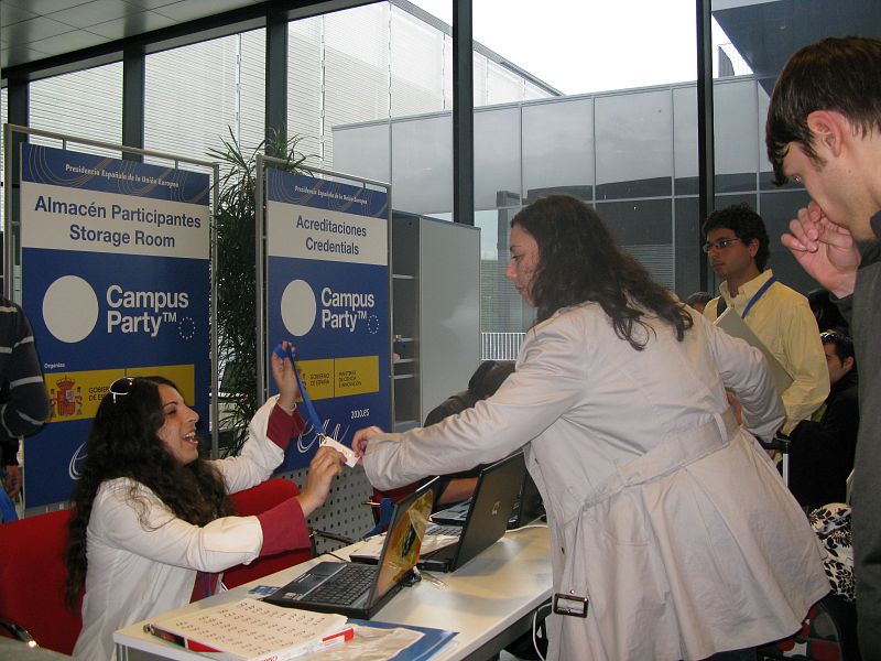 Los campuseros reciben su acreditación en la puerta de la Caja Mágica