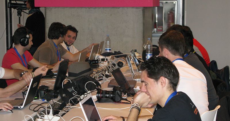 Un grupo de campuseros charla en el área de participantes.