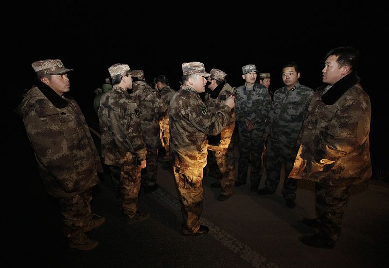 Un alto mando del Ejército popular de liberación da órdenes a los soldados acerca de la operación de rescate de los atrapados entre los escombros del terremoto.