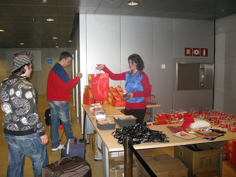 A su llegada, los campuseros reciben el 'kit de bienvenida'.