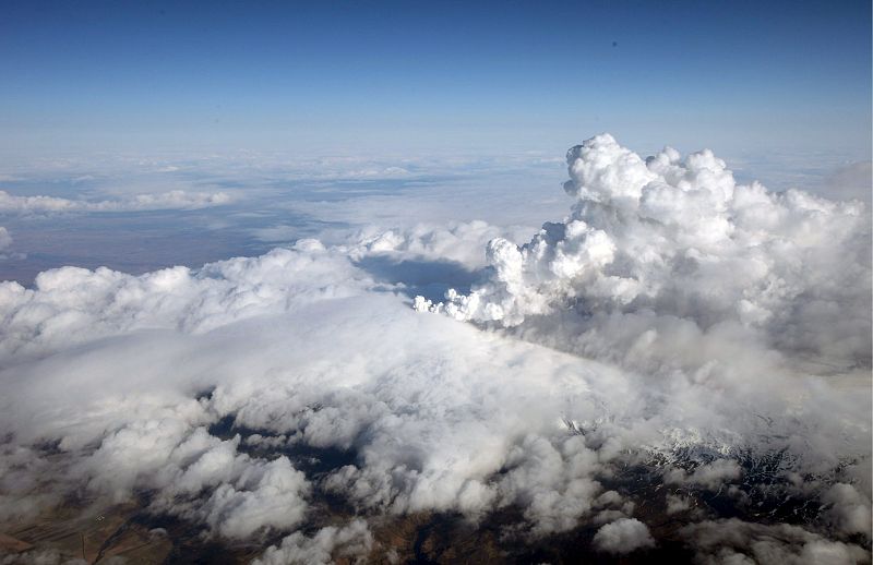 Las autoridades noruegas cerraron anoche el tráfico aéreo en la zona norte del país y esta madrugada extendieron la medida a varias áreas