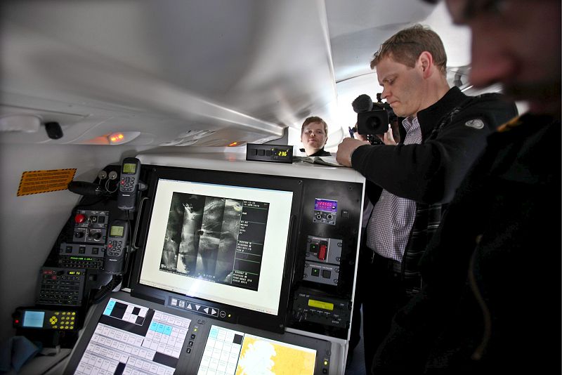 Uno de los equipos de la guardia mientras sobrevuela en avión la nube de cenizas procedente de la erupción.