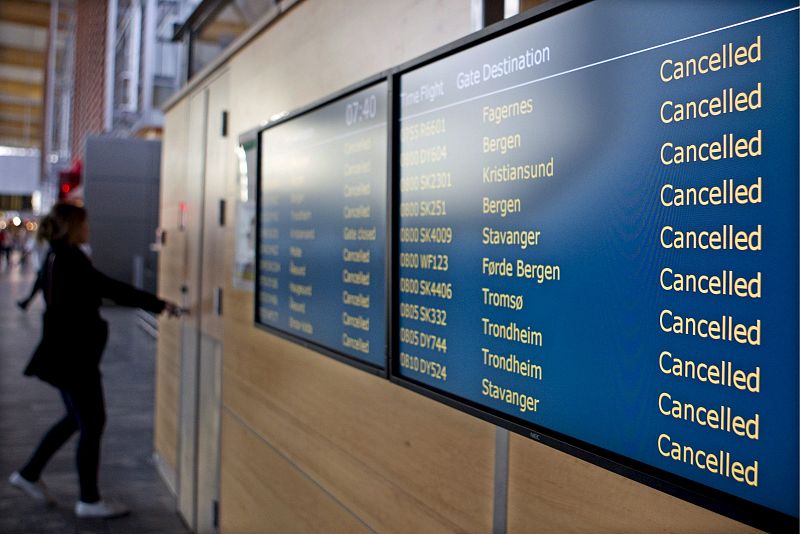Los paneles informativos del aeropuerto de Oslo muestran los vuelos cancelados