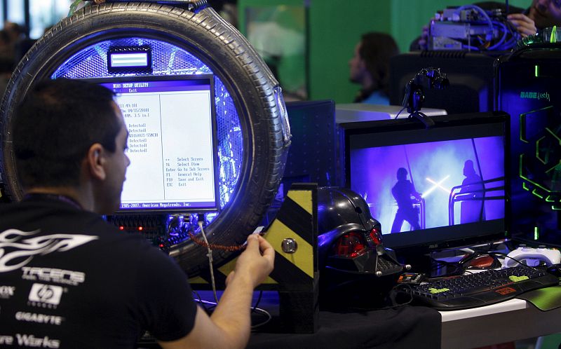 Dos campuseros juegan en su PC durante la Campus Party Europa.