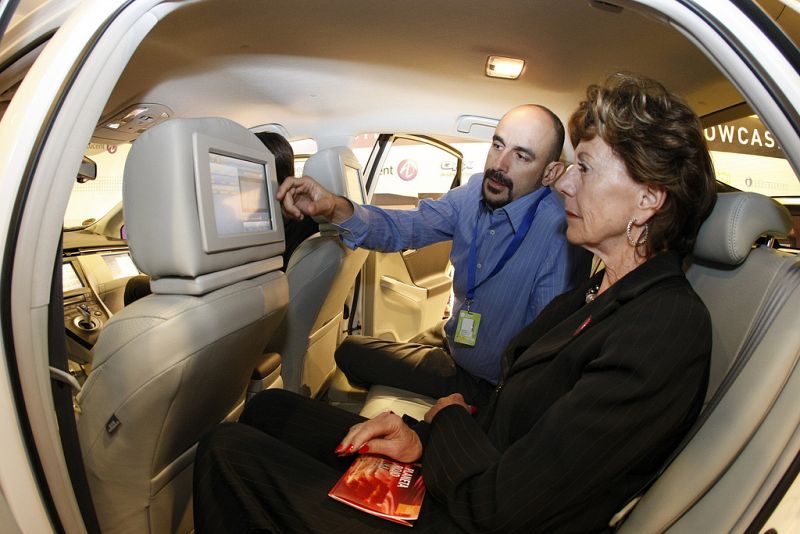 Viviane Reding en un coche híbrido que posee la última tecnología en telecomunicaciones