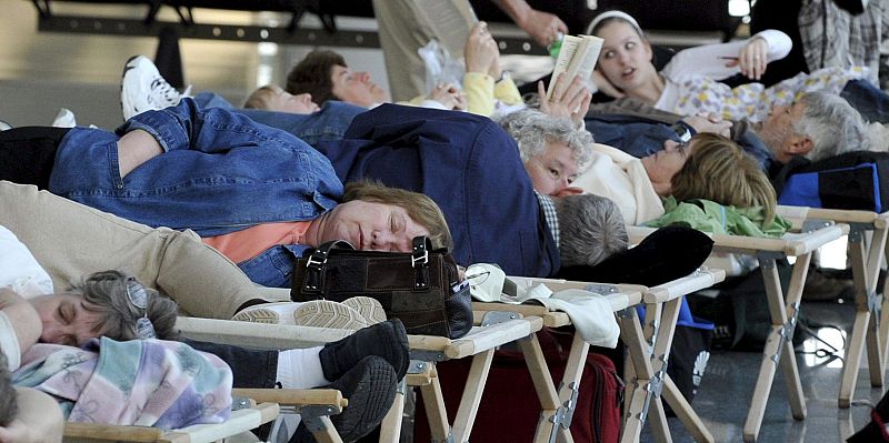 Pasajeros duermen en camillas temporales en un vestíbulo del aeropuerto internacional de Fráncfort
