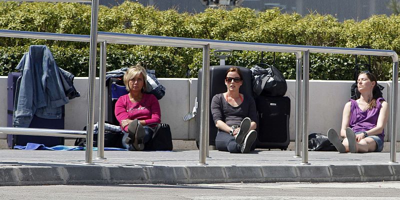 Durante el viernes 17.000 de los 29.000 vuelos diarios que salen en Europa han sido cancelados a causa de la nube volcánica procedente de Islandia.