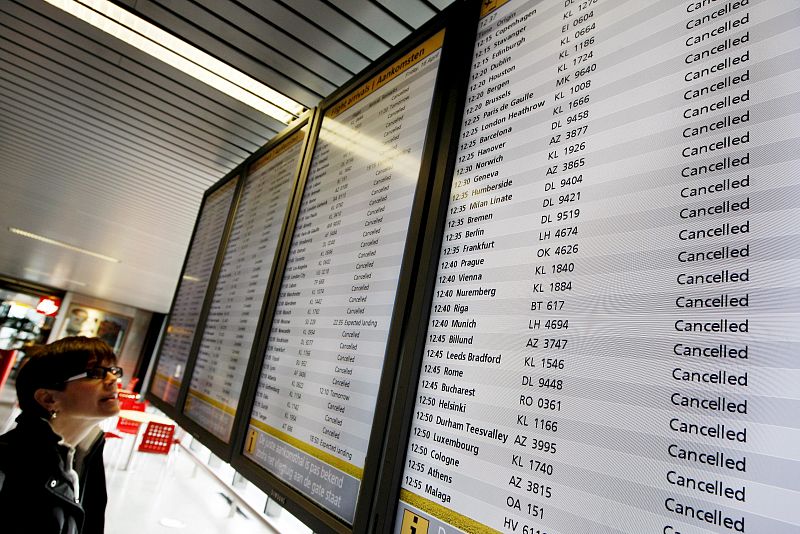 Los pasajeros se han pasado las horas pendientes de los paneles informativos de los aeropuertos, como hace esta mujer en el de Amsterdam.