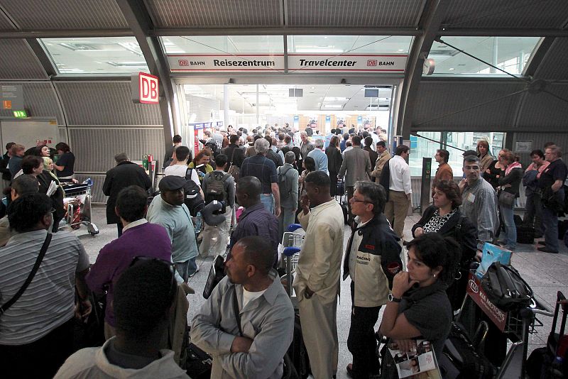 PASAJEROS BUSCAN ALTERNATIVAS AL CAOS EN EL TRÁFICO AÉREO