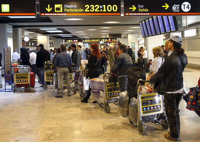 El aeropuerto de Madrid-Barajas no ha sido la excepción y ha cancelado casi 1.000 vuelos a toda Europa.