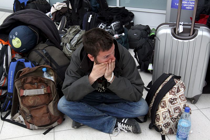 Este pasajero, que espera en el aeropuerto internacional Pulkovo II en San Petersburgo, tendrá problemas para volar ya que la nube de ceniza se desplaza hacia Europa Oriental.