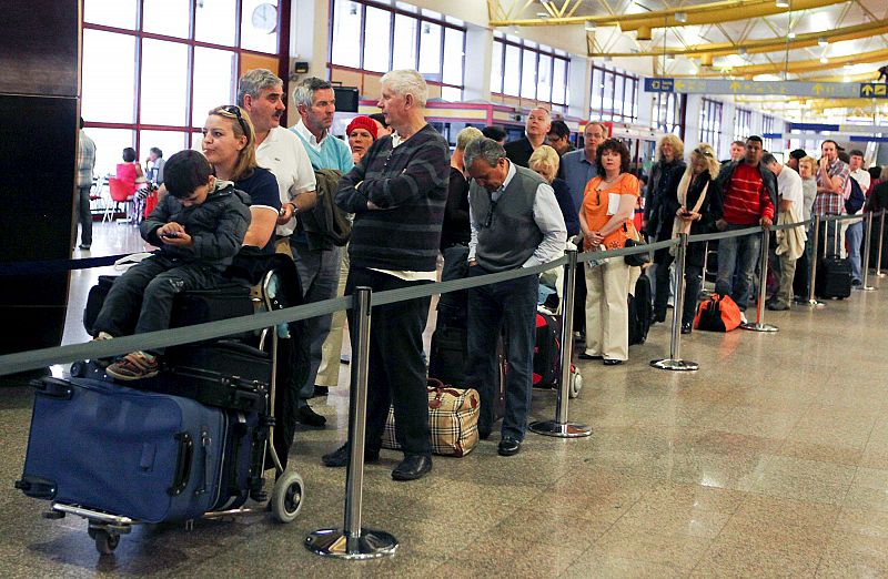 La vecina Portugal también sufre cancelaciones de vuelo por la erupción volcánica en Islandia.