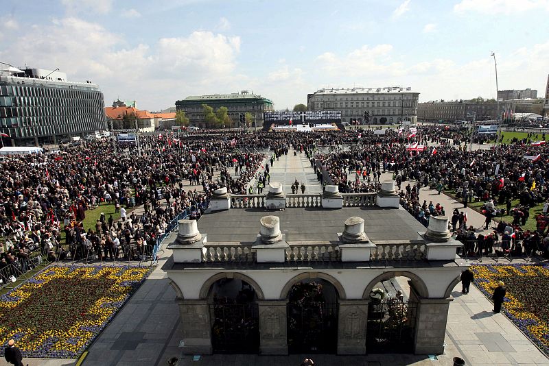 FUNERAL COLECTIVO EN HONOR DE LAS VÍCTIMAS DEL ACCIDENTE AÉREO DE SMOLENSK