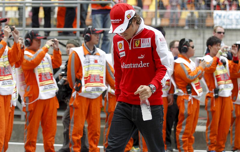 Fernando Alonso estaba pensativo antes del comienzo del Gran Premio de China. Meditaba su estrategia.