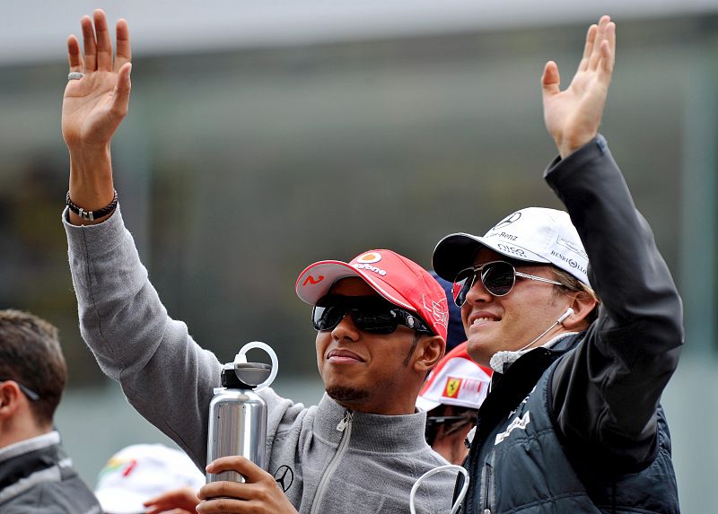 Los pilotos recogieron el afecto de la afición china. En la imagen, Lewis Hamilton y Nico Rosberg saludan a los asistentes durante el desfile de pilotos.