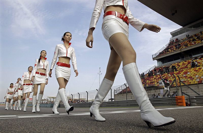 Las chicas del grid desfilan sobre la pista antes del desfile de pilotos.