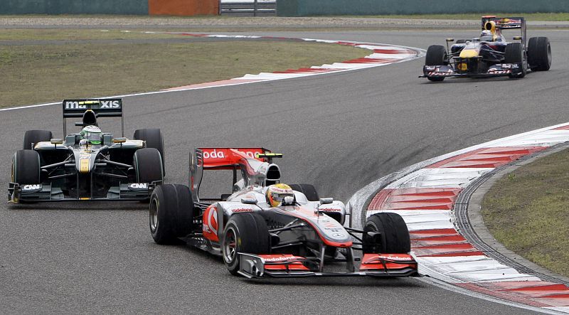 El británico Lewis Hamilton fue uno de los más combativos. En la imagen, marcha por delante de Kovalainen y Vettel.