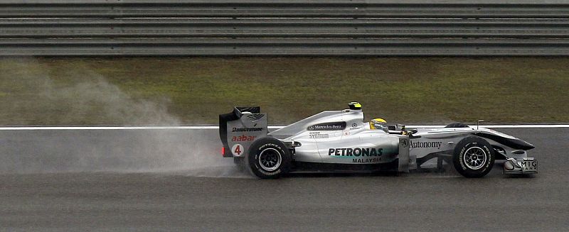 Nico Rosberg se benefició de su estrategia con sólo dos paradas en boxes para terminar en el podio de Shanghái.