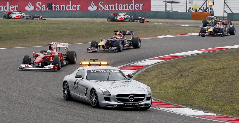 Un coche de seguridad paraliza la carrera cuando el piloto español de Fórmula Uno Fernando Alonso, de la escudería Ferrari, iba a la cabeza en la salida