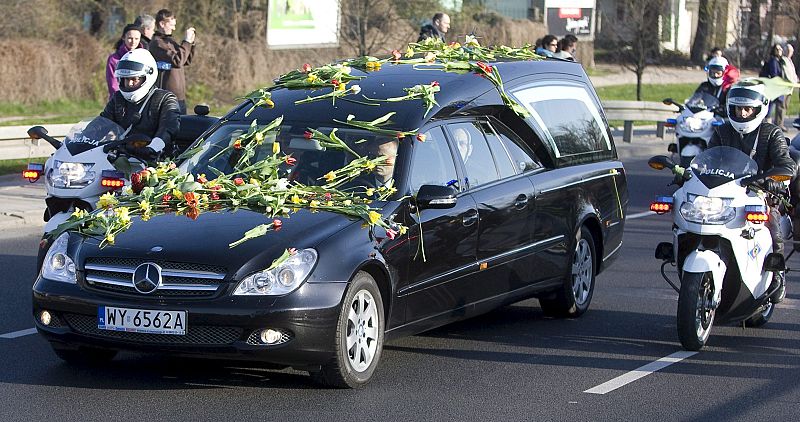 EL COCHE FÚNEBRE CON LOS RESTOS DE LA PAREJA PRESIDENCIAL SE DIRIGE AL AEROPUERTO DE VARSOVIA PARA VIAJAR HACIA CRACOVIA