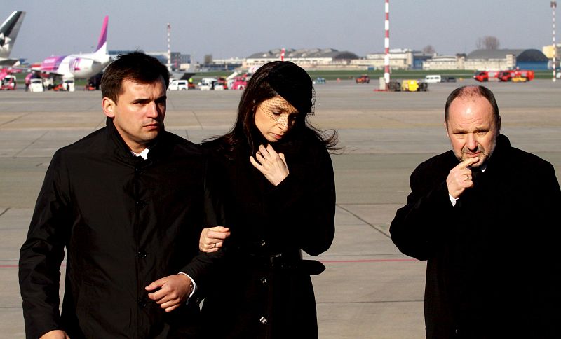 EL AVIÓN CON LOS RESTOS MORTALES DEL MATRIMONIO PRESIDENCIAL PARTE DESDE VARSOVIA CON RUMBO A CRACOVIA