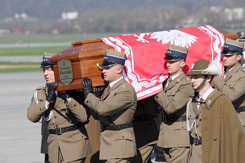 LOS RESTOS MORTALES DEL MATRIMONIO KAZYNSKI LLEGAN A CRACOVIA