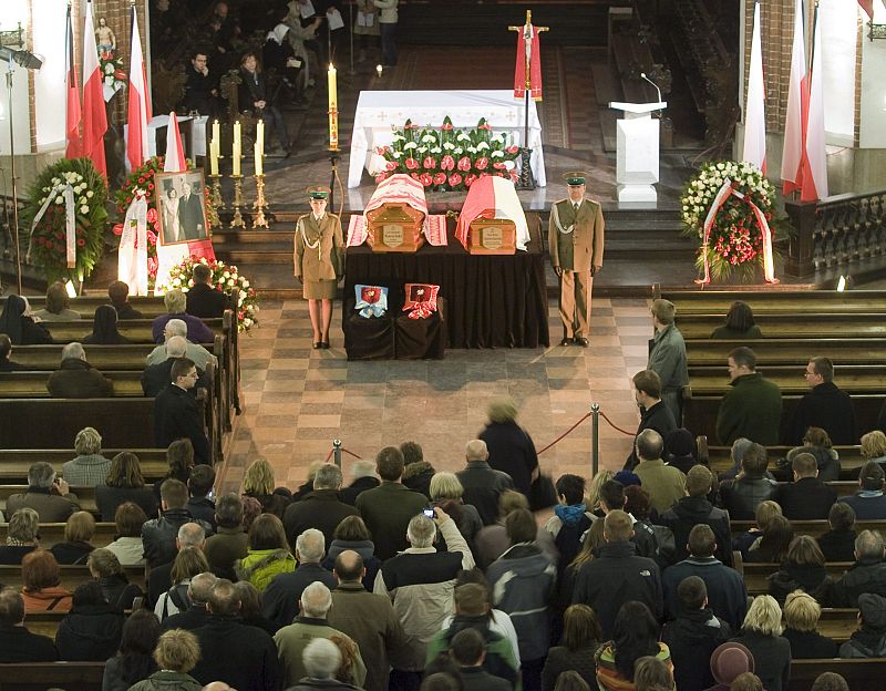 LOS CIUDADANOS DE VARSOVIA DESPIDEN AL FALLECIDO PRESIDENTE POLACO, LECH KACZYNSKI Y SU ESPOSA, MARÍA