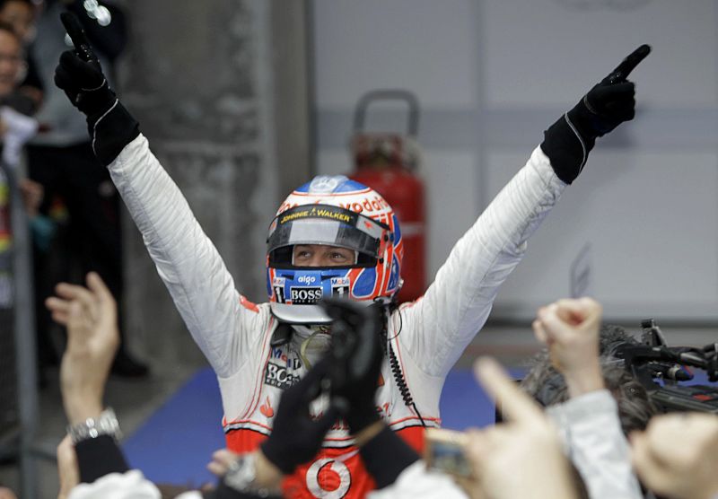 Button fue el más regular y el más rápido en el mojado circuito de Shanghái, que desquició a varios pilotos y ocasionó una carrera llena de acontecimientos.