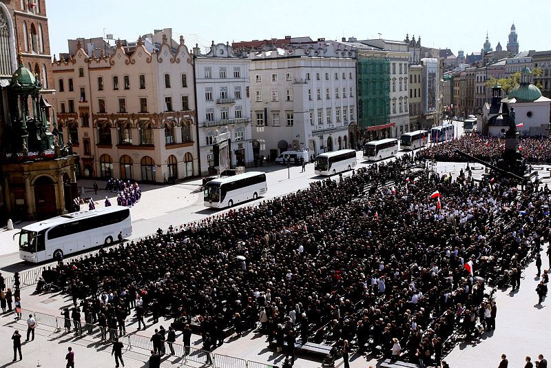 FUNERAL POR LECH KACZYNSKI Y SU ESPOSA
