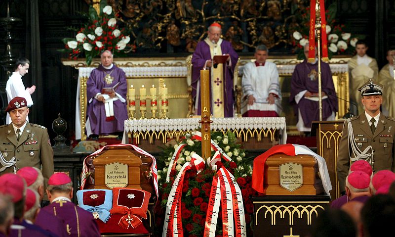 FUNERAL POR LECH KACZYNSKI Y SU ESPOSA