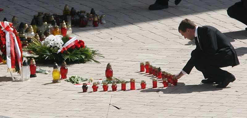 EL PRESIDENTE RUSO, DMITRI MEDVÉDEV, LLEGA AL FUNERAL POR LECH KACZYNSKI Y SU ESPOSA