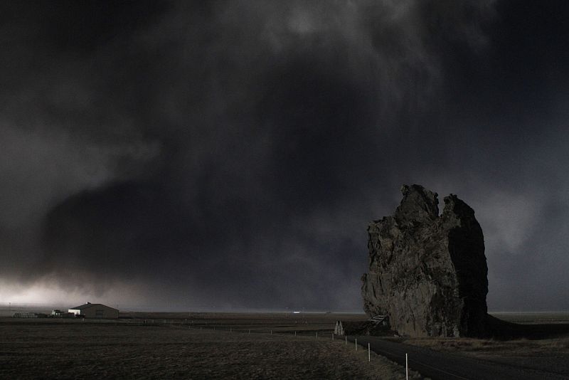 A huge ash cloud looms over the Icelandic south coast