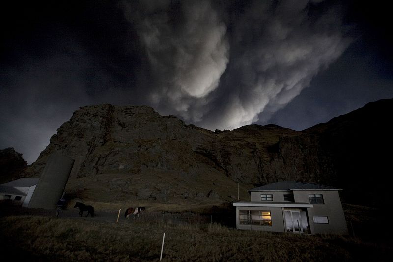 A cloud of black ash looms over a farm at Drangshlid 2 in Eyjafjoll