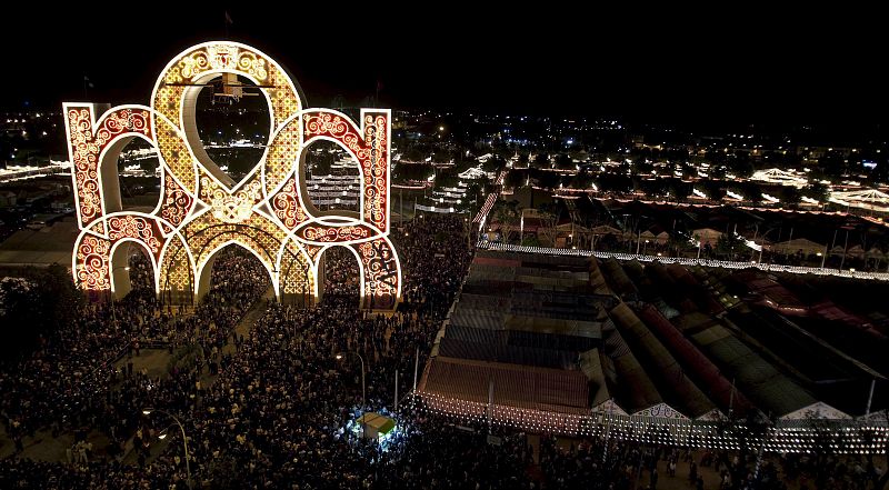 Vista general de la tradicional "prueba del alumbrao" que ha abierto esta medianoche de manera oficial la 163 edición de la Feria de Abril de Sevilla.