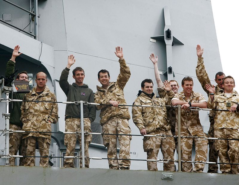Medio millar de soldados del tercer Regimiento de Fusileros del Ejército Británico que regresaban de Afganistán han embarcado este martes en Santander ante la imposibildad de tomar un avión.
