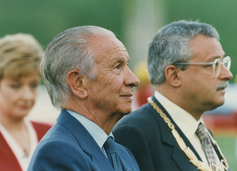 Samaranch estuvo presente en la inauguración de 'La Peineta' de Madrid -en la imagen, junto al entonces presidente regional, Joaquín Leguina-. La capital sigue esperando su turno para albergar unos Juegos.