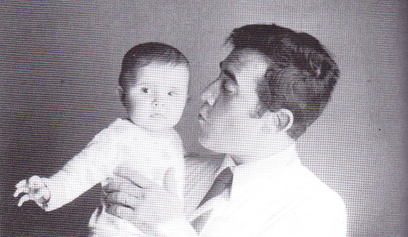 Cayetana pasea con su padre, el actor Fernando Guillén (año 1970)