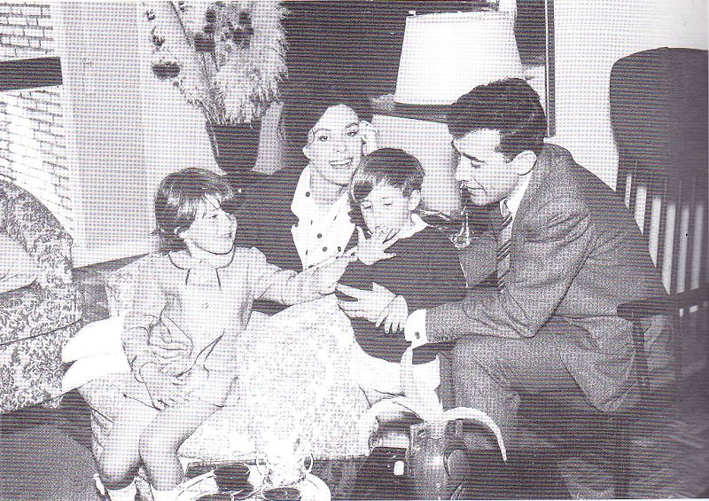 Natalia y Fernando, junto a sus padres, en los años 60