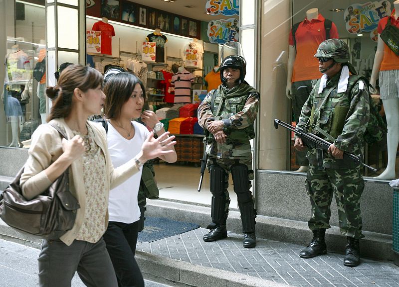 Soldados tailandeses vigilan delante de una tienda